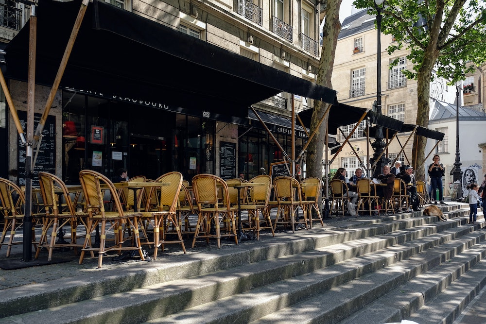 飲食店のテラス席・テイクアウトなどの路上営業に対する道路占有料を免除。